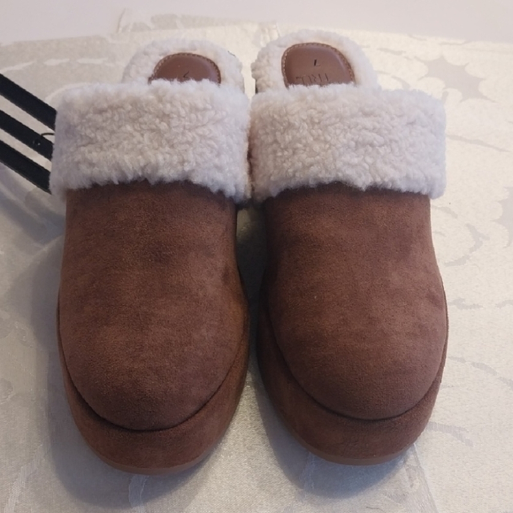 Cozy, Retro-Chic, Y2K, NWT Women's Sz 7 Faux Suede & Shearling Wedge Clogs Brown